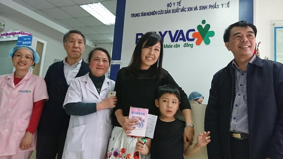 麻疹・風疹のワクチン製造方法の技術をベトナムへ移転し、完成したワクチンをご自身のお子さんに接種させたときの様子（画像提供：JICA）｜LION Scope | ライオン株式会社